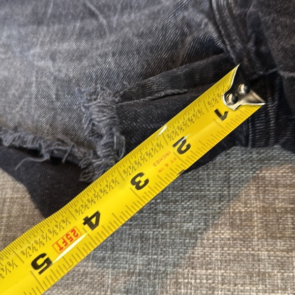 Abercrombie & Fitch Mid-Rise Boyfriend Raw Hem Denim Shorts Washed Black - Picture 6 of 12